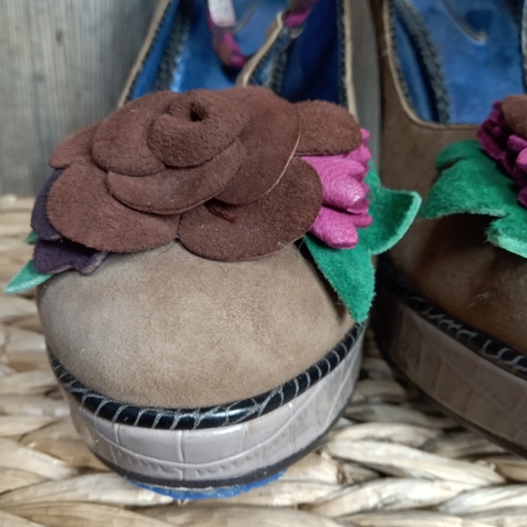 Antrhopologie Poetic Licence Flower Platform Heels. - Picture 5 of 6